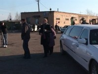 На погост Сергея Пенкина доставил белый лимузин. Певец пообщался с представителями Пензенской епархии и прошел внутрь храма